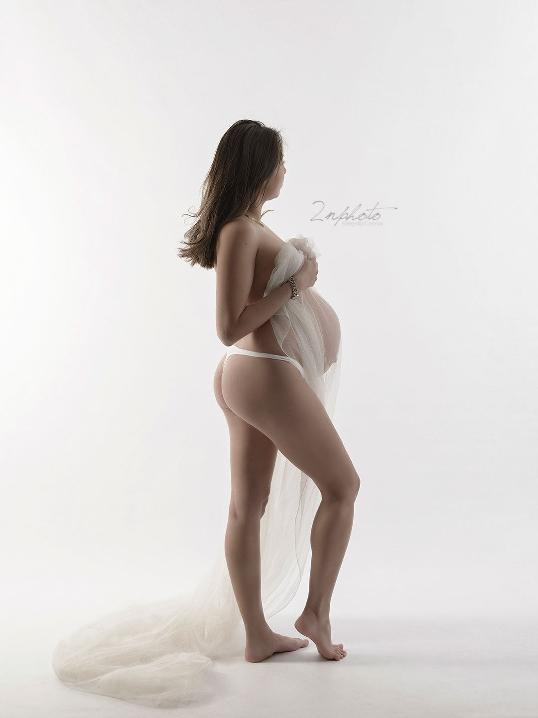 2nphoto - Sesión de newborn en Barcelona - sesio-n-de-embarazo-reportaje-de-maternidad-embarazada-en-estudio-telas-foto-grafo-embarazo-barcelona-hospitalet.jpg