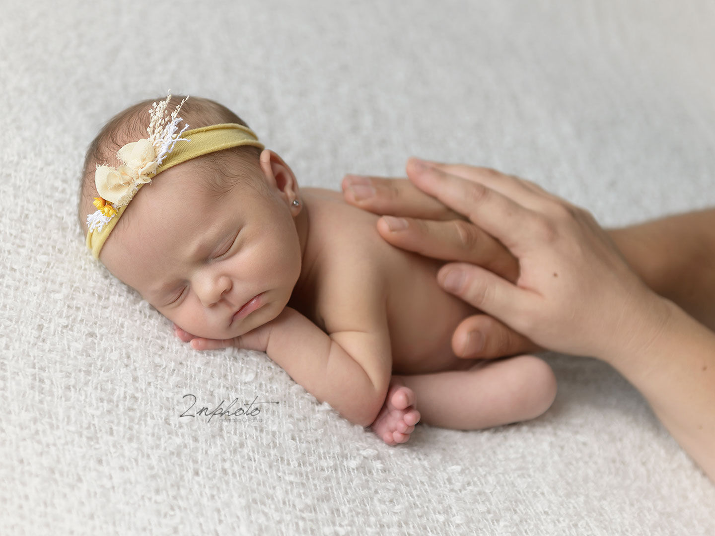 2nphoto - Sesión de newborn en Barcelona - reportaje-de-newborn-sesio-n-recien-nacido-fotografo-en-barcelona-hospitalet-cornella-pose-nin-a-manos-papas.jpg