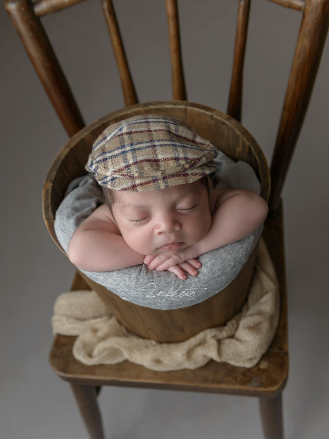 2nphoto - Sesión de newborn en Barcelona - reportaje-newborn-fotografo-hospitalet-sesiones-recien-nacido-fotografia-infantil-en-barcelona-hospitalet-cornella-silla-nin-o.jpg