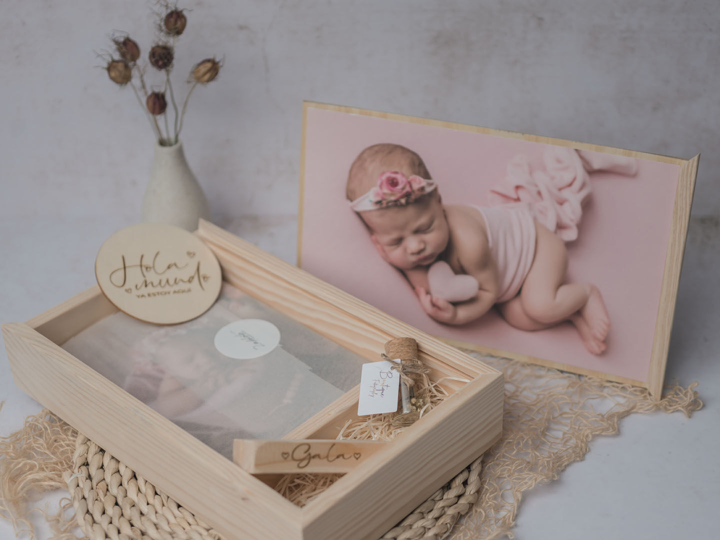 2nphoto - Sesión de newborn en Barcelona - sesio-n-newborn-acabados-entrega-caja-madera-personalizada-fotos-papel-algodo-n-fotografo-recien-nacido-hospitalet-esplugues-martorell-015.jpg
